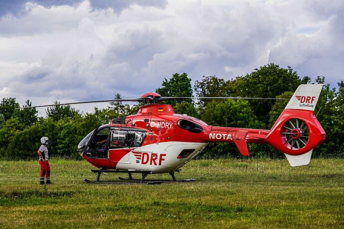Esslingen-Waeldenbronn: Motorrad rutscht in Kleinbus – Motorradfahrer mit Rettungshubschrauber in Klinik