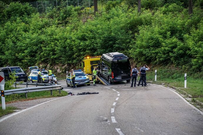 Esslingen-Waeldenbronn: Motorrad rutscht in Kleinbus – Motorradfahrer mit Rettungshubschrauber in Klinik