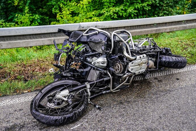 Esslingen-Waeldenbronn: Motorrad rutscht in Kleinbus – Motorradfahrer mit Rettungshubschrauber in Klinik
