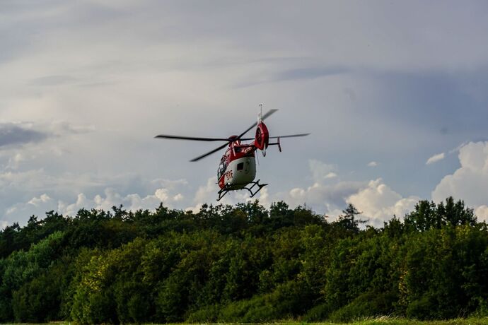 Esslingen-Waeldenbronn: Motorrad rutscht in Kleinbus – Motorradfahrer mit Rettungshubschrauber in Klinik