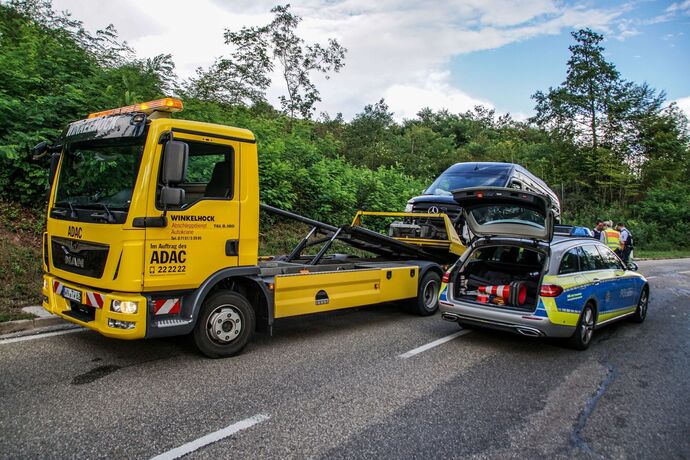 Esslingen-Waeldenbronn: Motorrad rutscht in Kleinbus – Motorradfahrer mit Rettungshubschrauber in Klinik