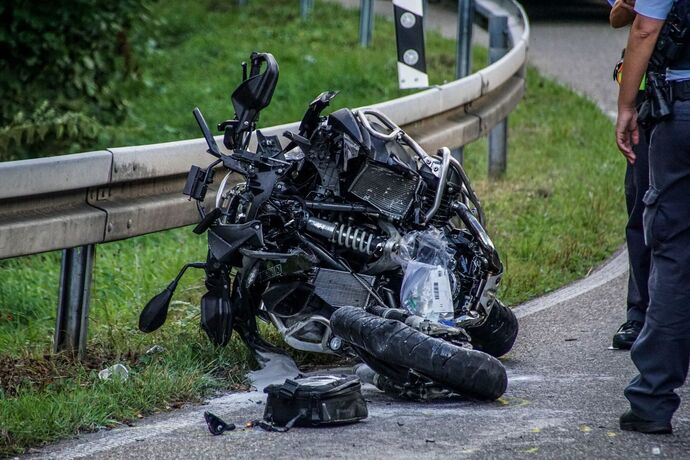 Esslingen-Waeldenbronn: Motorrad rutscht in Kleinbus – Motorradfahrer mit Rettungshubschrauber in Klinik