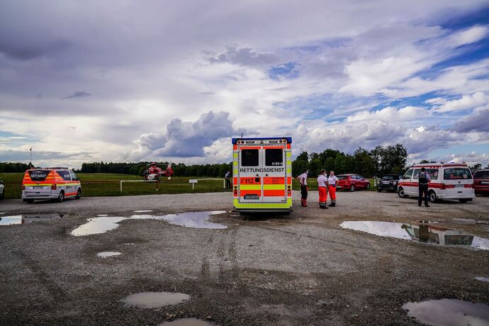 Esslingen-Waeldenbronn: Motorrad rutscht in Kleinbus – Motorradfahrer mit Rettungshubschrauber in Klinik