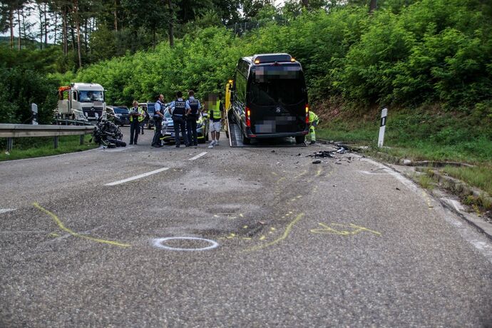 Esslingen-Waeldenbronn: Motorrad rutscht in Kleinbus – Motorradfahrer mit Rettungshubschrauber in Klinik