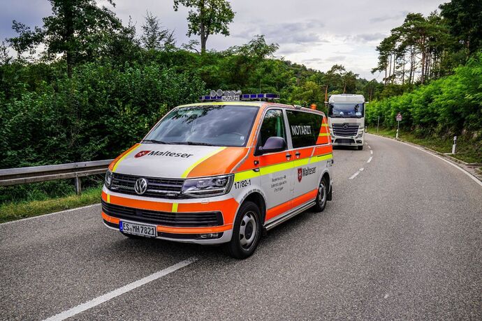 Esslingen-Waeldenbronn: Motorrad rutscht in Kleinbus – Motorradfahrer mit Rettungshubschrauber in Klinik