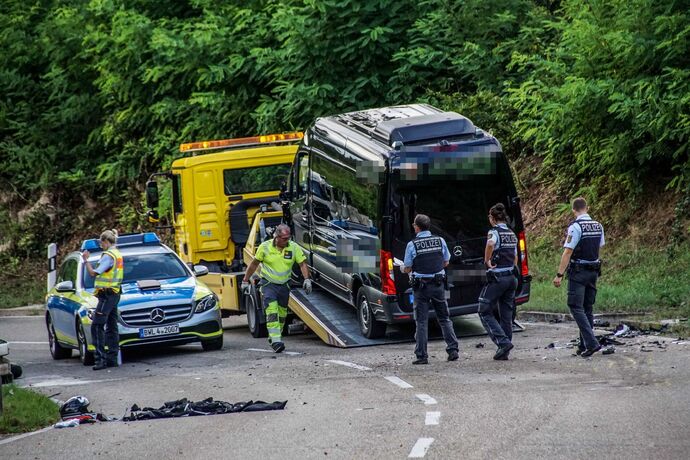 Esslingen-Waeldenbronn: Motorrad rutscht in Kleinbus – Motorradfahrer mit Rettungshubschrauber in Klinik