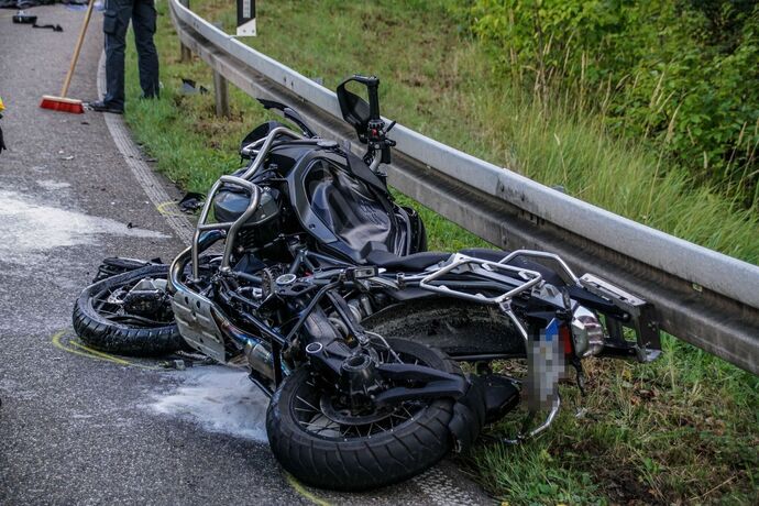 Esslingen-Waeldenbronn: Motorrad rutscht in Kleinbus – Motorradfahrer mit Rettungshubschrauber in Klinik