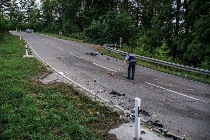 Esslingen-Waeldenbronn: Motorrad rutscht in Kleinbus – Motorradfahrer mit Rettungshubschrauber in Klinik