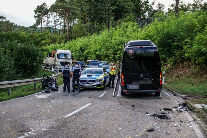Esslingen-Waeldenbronn: Motorrad rutscht in Kleinbus – Motorradfahrer mit Rettungshubschrauber in Klinik