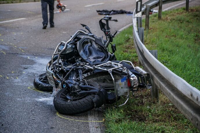 Esslingen-Waeldenbronn: Motorrad rutscht in Kleinbus – Motorradfahrer mit Rettungshubschrauber in Klinik