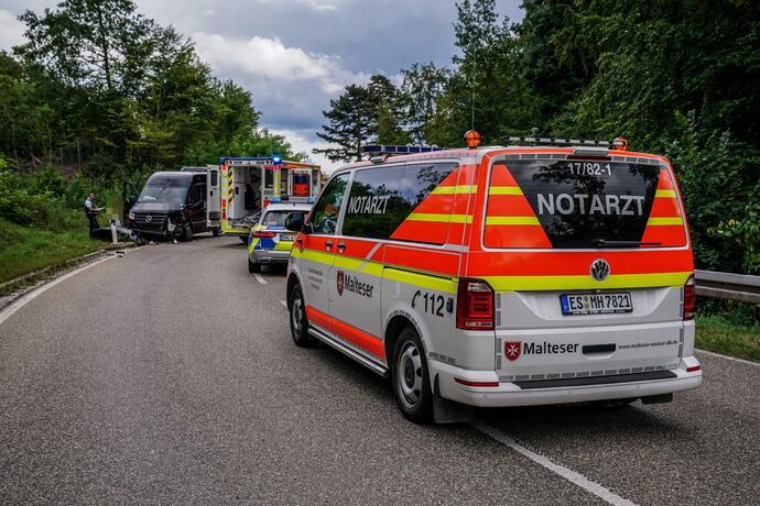 Esslingen-Waeldenbronn: Motorrad rutscht in Kleinbus – Motorradfahrer mit Rettungshubschrauber in Klinik