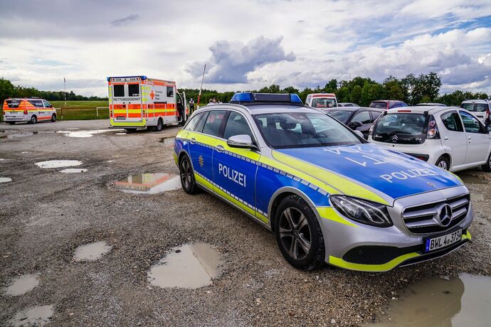 Esslingen-Waeldenbronn: Motorrad rutscht in Kleinbus – Motorradfahrer mit Rettungshubschrauber in Klinik