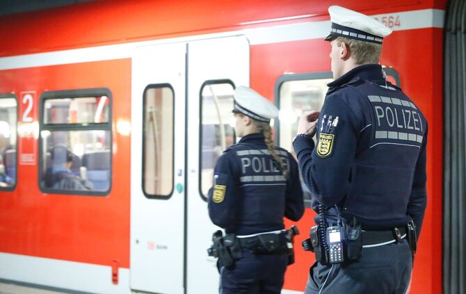 Blaulicht Polizei Polizist Bahnhof Bahn S-Bahn Bundespolizei Symbol Symbolbild Symbolfoto
