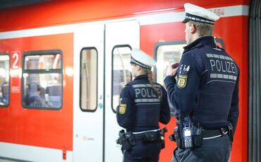 Blaulicht Polizei Polizist Bahnhof Bahn S-Bahn Bundespolizei Symbol Symbolbild Symbolfoto