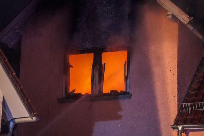 Bad Boll: Zwei Drehleitern bekaempfen Dachstuhlbrand in Ortsmitte