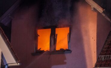 Bad Boll: Zwei Drehleitern bekaempfen Dachstuhlbrand in Ortsmitte