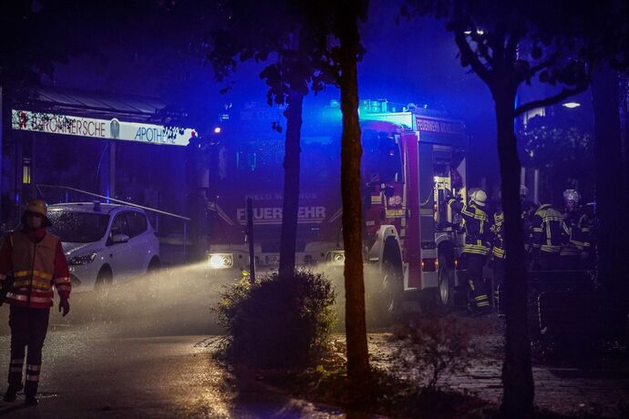 Bad Boll: Zwei Drehleitern bekaempfen Dachstuhlbrand in Ortsmitte