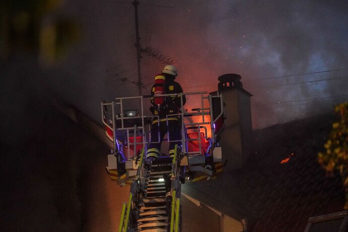 Bad Boll: Zwei Drehleitern bekaempfen Dachstuhlbrand in Ortsmitte