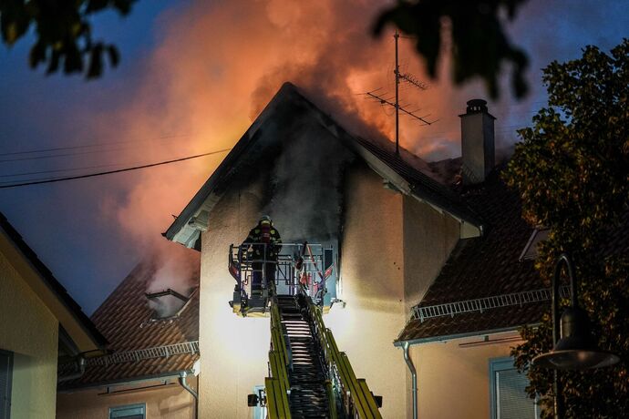 Bad Boll: Zwei Drehleitern bekaempfen Dachstuhlbrand in Ortsmitte