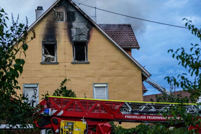 Bad Boll: Zwei Drehleitern bekaempfen Dachstuhlbrand in Ortsmitte