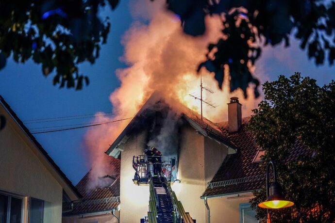 Bad Boll: Zwei Drehleitern bekaempfen Dachstuhlbrand in Ortsmitte