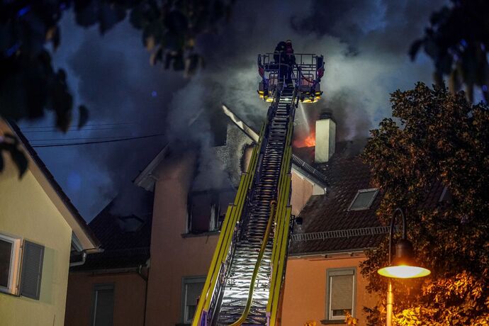 Bad Boll: Zwei Drehleitern bekaempfen Dachstuhlbrand in Ortsmitte