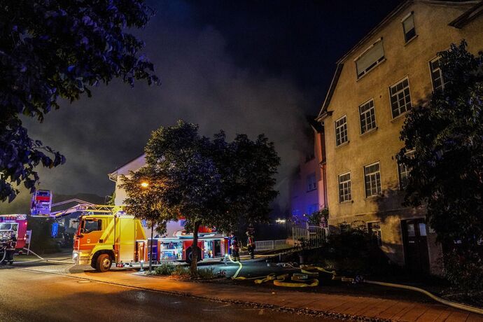 Bad Boll: Zwei Drehleitern bekaempfen Dachstuhlbrand in Ortsmitte