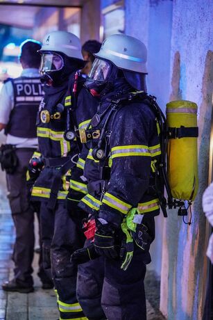 Bad Boll: Zwei Drehleitern bekaempfen Dachstuhlbrand in Ortsmitte
