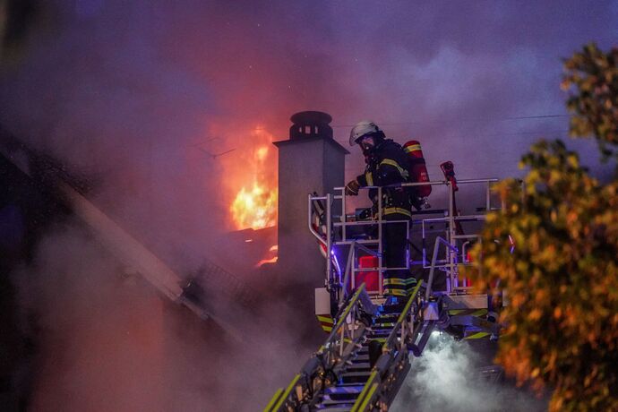 Bad Boll: Zwei Drehleitern bekaempfen Dachstuhlbrand in Ortsmitte