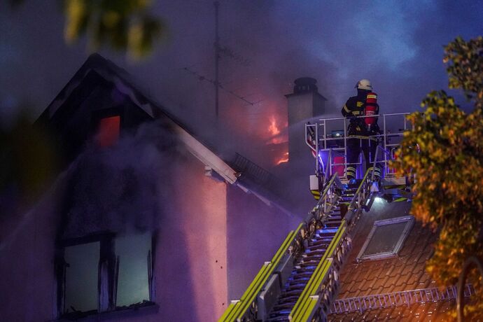 Bad Boll: Zwei Drehleitern bekaempfen Dachstuhlbrand in Ortsmitte