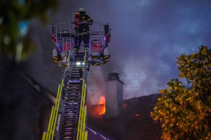 Bad Boll: Zwei Drehleitern bekaempfen Dachstuhlbrand in Ortsmitte