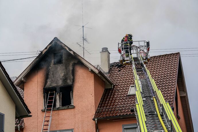 Bad Boll: Zwei Drehleitern bekaempfen Dachstuhlbrand in Ortsmitte