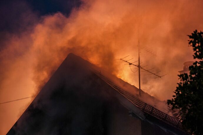 Bad Boll: Dachstuhl eines Wohnhauses steht in Flammen - 300 000 Euro Schaden