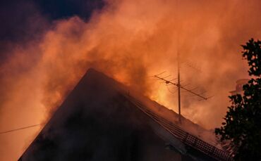 Bad Boll: Dachstuhl eines Wohnhauses steht in Flammen - 300 000 Euro Schaden