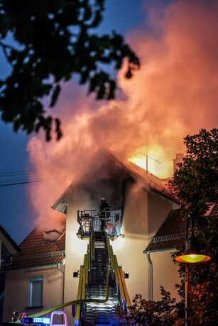 Bad Boll: Zwei Drehleitern bekaempfen Dachstuhlbrand in Ortsmitte