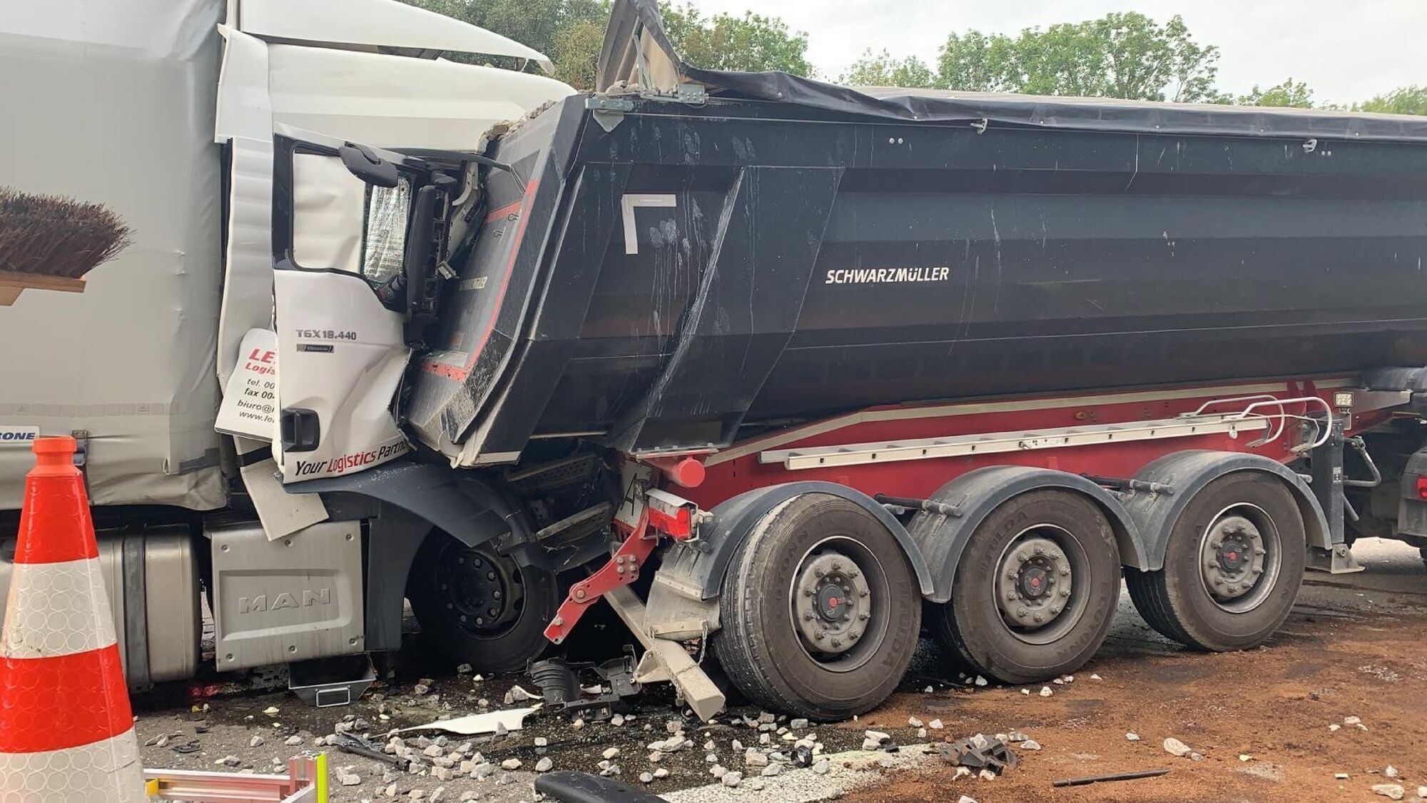 Schwerer Lkw Unfall Zwischen Pleidelsheim Und Ludwigsburg A81 In Fahrtrichtung Stuttgart Zwischenzeitlich Komplett Gesperrt Stuttgart Region Zeitungsverlag Waiblingen