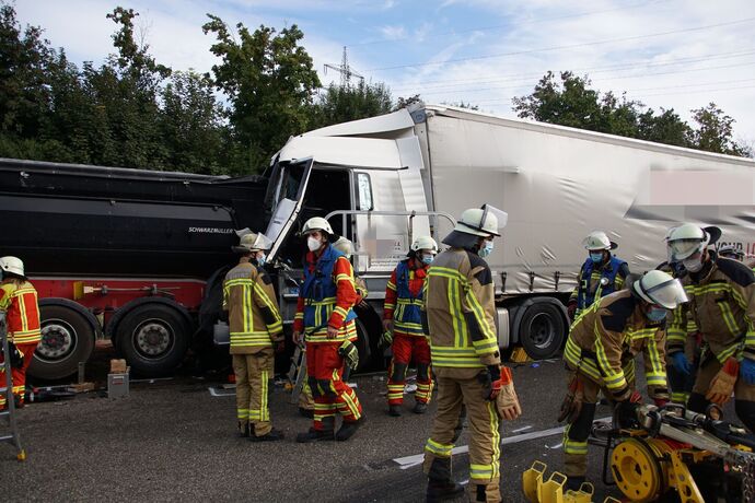 Freiberg a.N.: Schwerer Unfall mit 3 beteiligten LKW - ein Fahrer verletzt