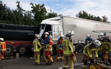 Freiberg a.N.: Schwerer Unfall mit 3 beteiligten LKW - ein Fahrer verletzt