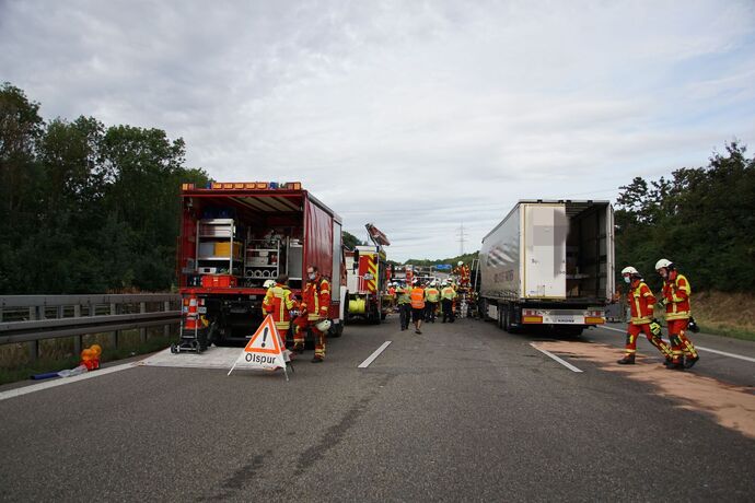 Freiberg a.N.: Schwerer Unfall mit 3 beteiligten LKW - ein Fahrer verletzt