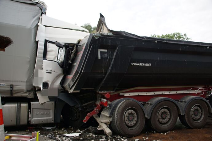 Freiberg a.N.: Schwerer Unfall mit 3 beteiligten LKW - ein Fahrer verletzt