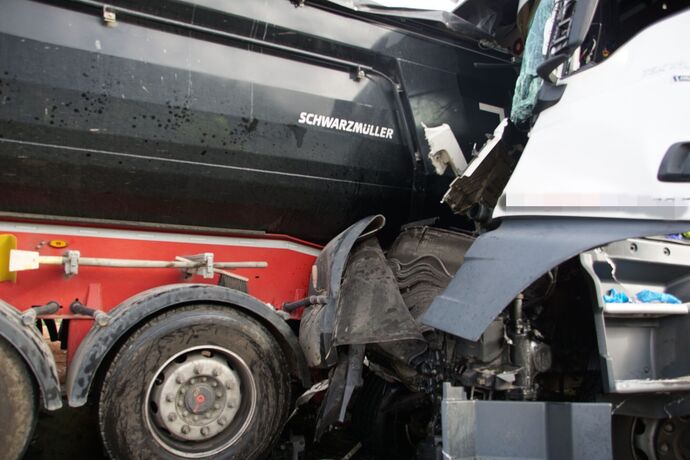 Freiberg a.N.: Schwerer Unfall mit 3 beteiligten LKW - ein Fahrer verletzt
