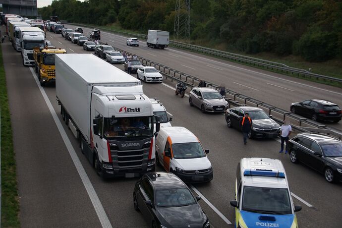 Freiberg a.N.: Schwerer Unfall mit 3 beteiligten LKW - ein Fahrer verletzt