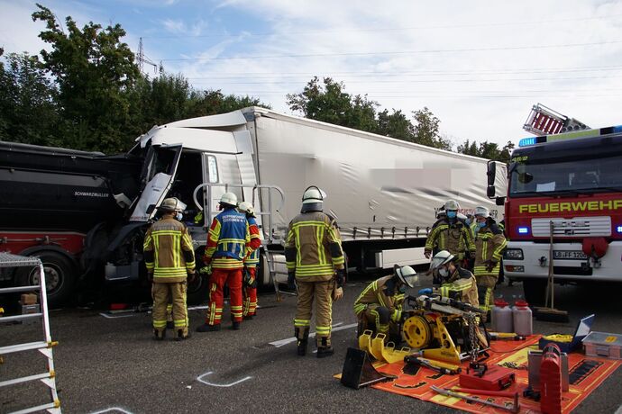 Freiberg a.N.: Schwerer Unfall mit 3 beteiligten LKW - ein Fahrer verletzt