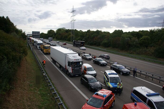 Freiberg a.N.: Schwerer Unfall mit 3 beteiligten LKW - ein Fahrer verletzt