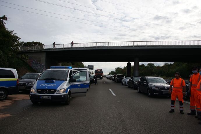 Freiberg a.N.: Schwerer Unfall mit 3 beteiligten LKW - ein Fahrer verletzt