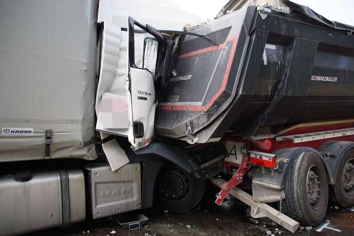Freiberg a.N.: Schwerer Unfall mit 3 beteiligten LKW - ein Fahrer verletzt