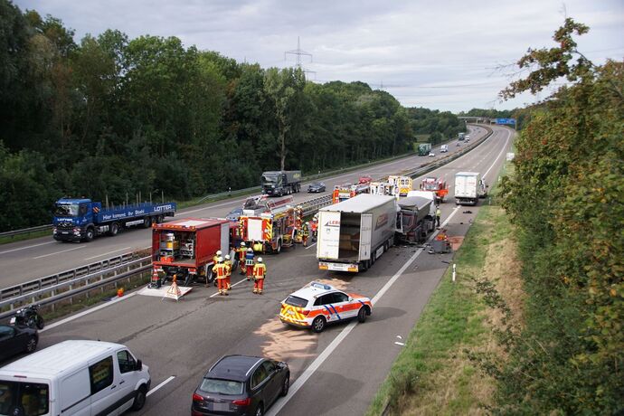 Freiberg a.N.: Schwerer Unfall mit 3 beteiligten LKW - ein Fahrer verletzt