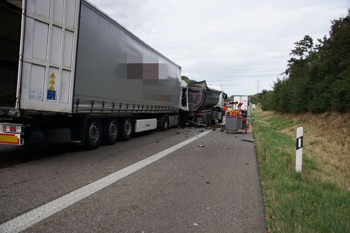 Freiberg a.N.: Schwerer Unfall mit 3 beteiligten LKW - ein Fahrer verletzt