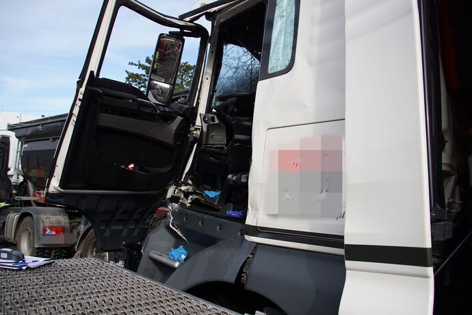 Freiberg a.N.: Schwerer Unfall mit 3 beteiligten LKW - ein Fahrer verletzt