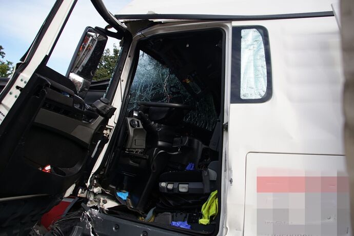 Freiberg a.N.: Schwerer Unfall mit 3 beteiligten LKW - ein Fahrer verletzt